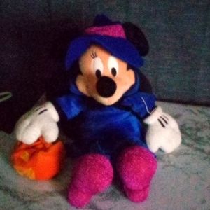 💜 Rare Minnie Mouse Witch in Purple & Black Carrying a Pumpkin Bucket/Purse